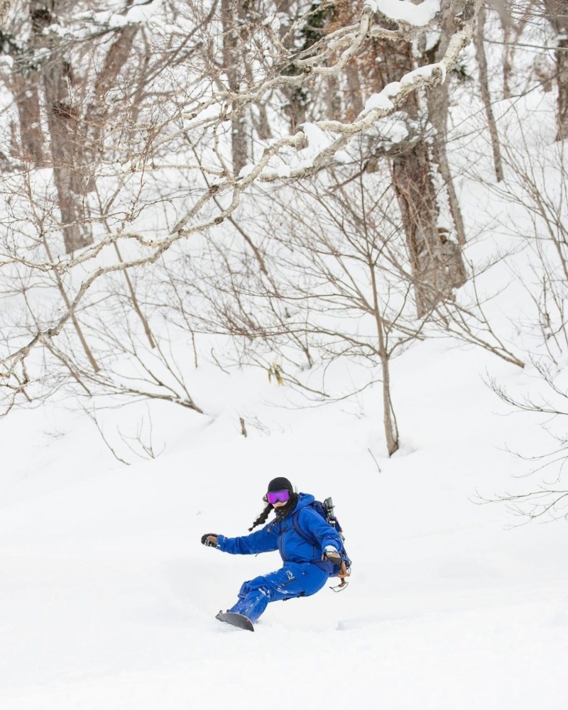陳康堤穿上一身藍色滑雪服，在雪白的滑雪道上自由舞動，滑行時的轉彎動作顯得十分輕松自如。