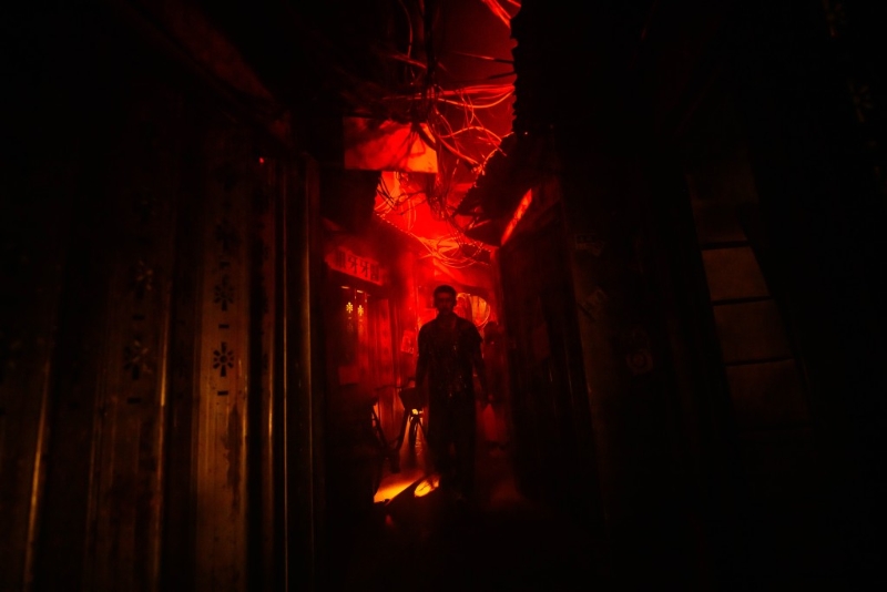 黑暗的橫街窄巷、鐵皮屋、小食檔及賭檔等等場景將