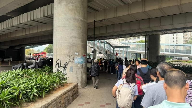 有網民指到深圳灣口岸的B2巴士線排了一條長龍。
