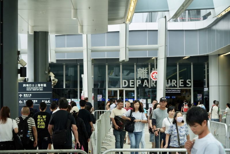 截至下午4時，各管制站錄得逾51萬港人出境。