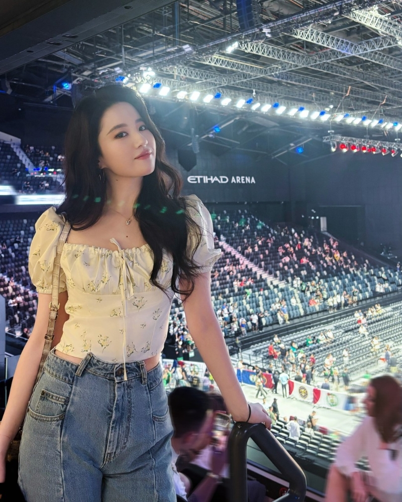 劉亦菲為阿聯酋首都阿布扎比體驗代言人，近日飛住當地看NBA季前熱身賽，由應屆總冠軍波士頓凱爾特人對上屆冠軍丹佛金塊的賽事。