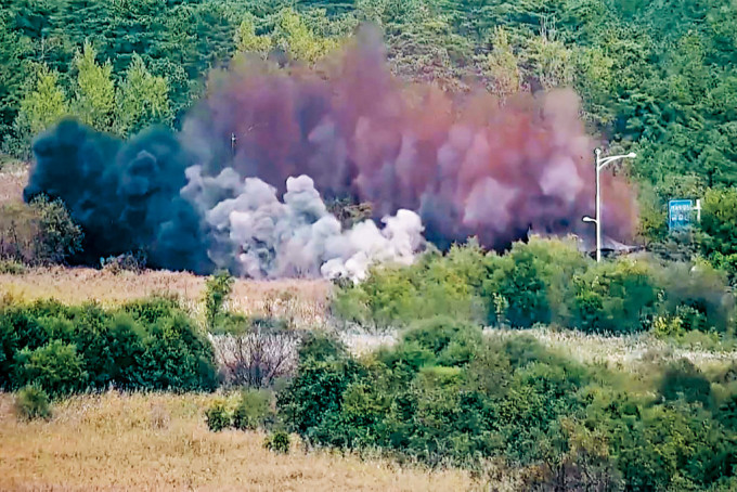 韓國國防部發布片段可見朝鮮炸毀境內連接韓國的道路。.jpg
