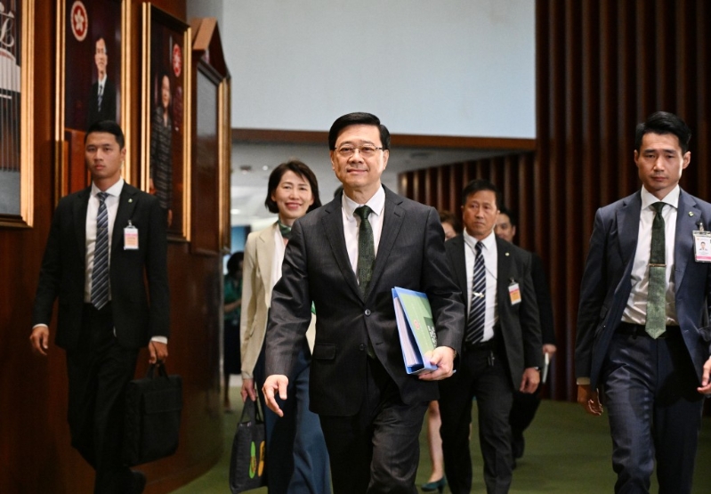 行政長官李家超到立法會宣讀2024年施政報告。 蘇正謙攝