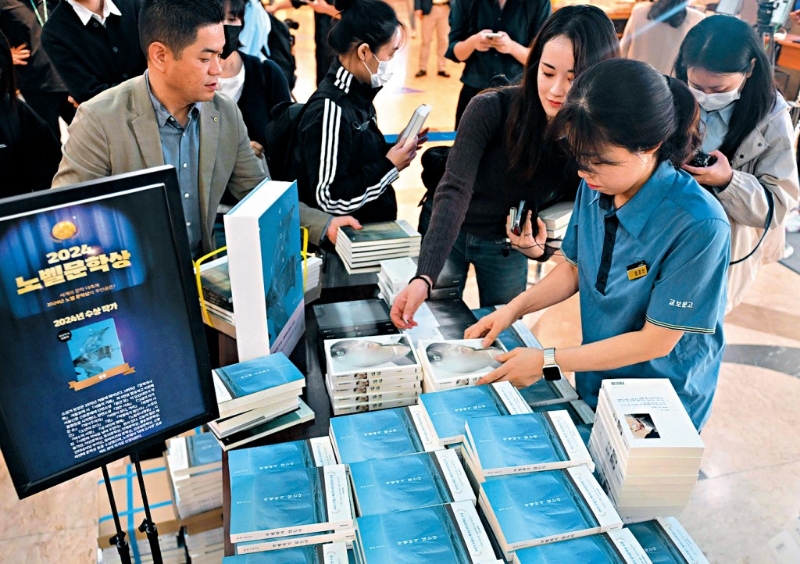 首爾一間書店擺放韓江的作品。