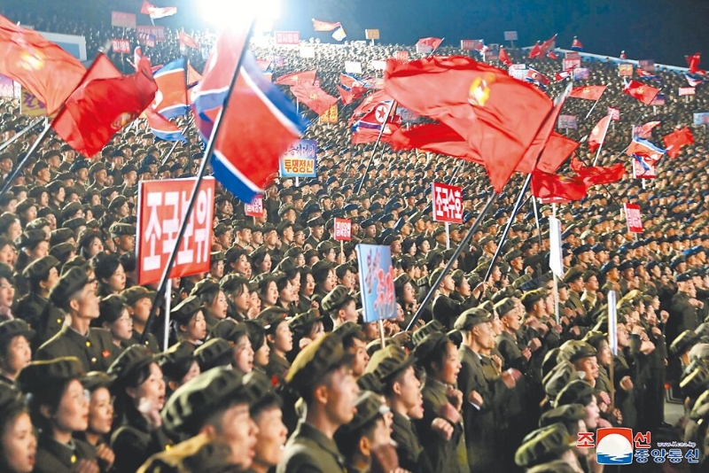 朝中社16日發布的未注明日期照片中，包括學生和青年團官員在內的年輕人，參加入伍活動。