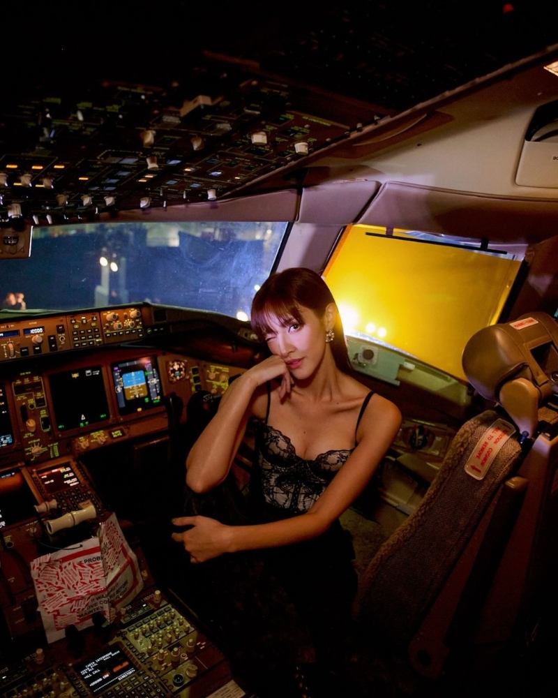 陳凱琳谷胸登機，其激凸身材可說是瀕臨在走光邊緣。