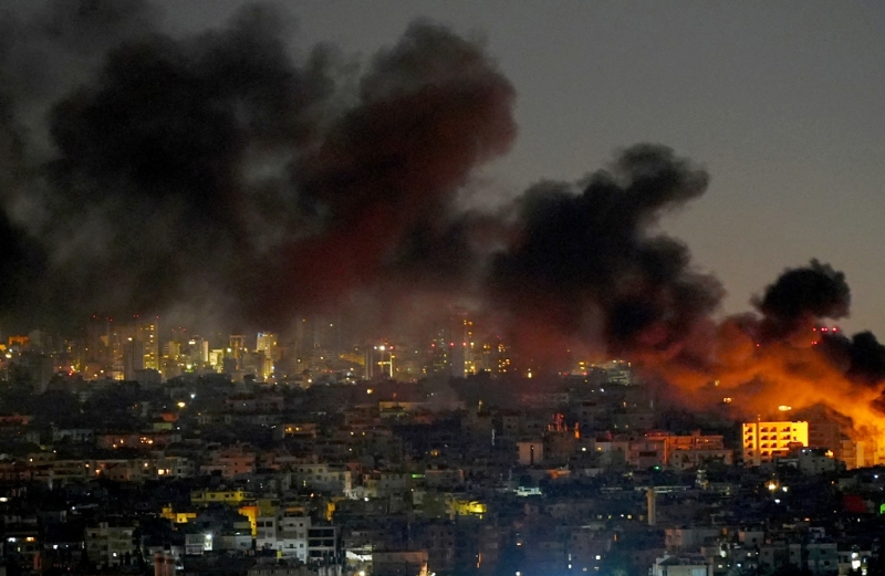 以色列20日空襲黎巴嫩真主黨（Hezbollah）金融機構Al-Qard Al-Hassan，該機構堪稱真主黨金庫，每年流入10億美元現金。圖為20日貝魯特南部郊區遭遇空襲。