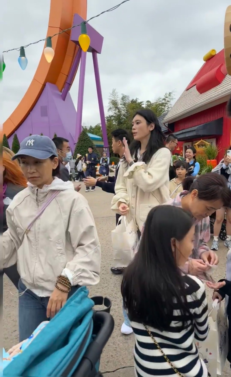 奚夢瑤發現不停被人偷拍。