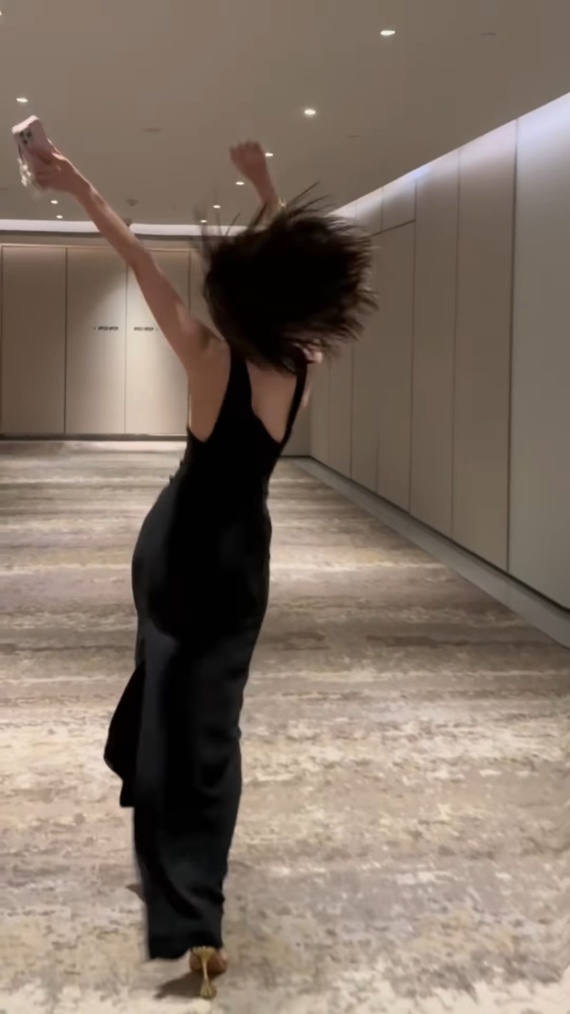 影片中可以看到高海寧穿上一條露背開衩的黑色連身長裙，在酒店走廊隨著工作人員播放近期走紅的洗腦歌《APT.》熱舞。