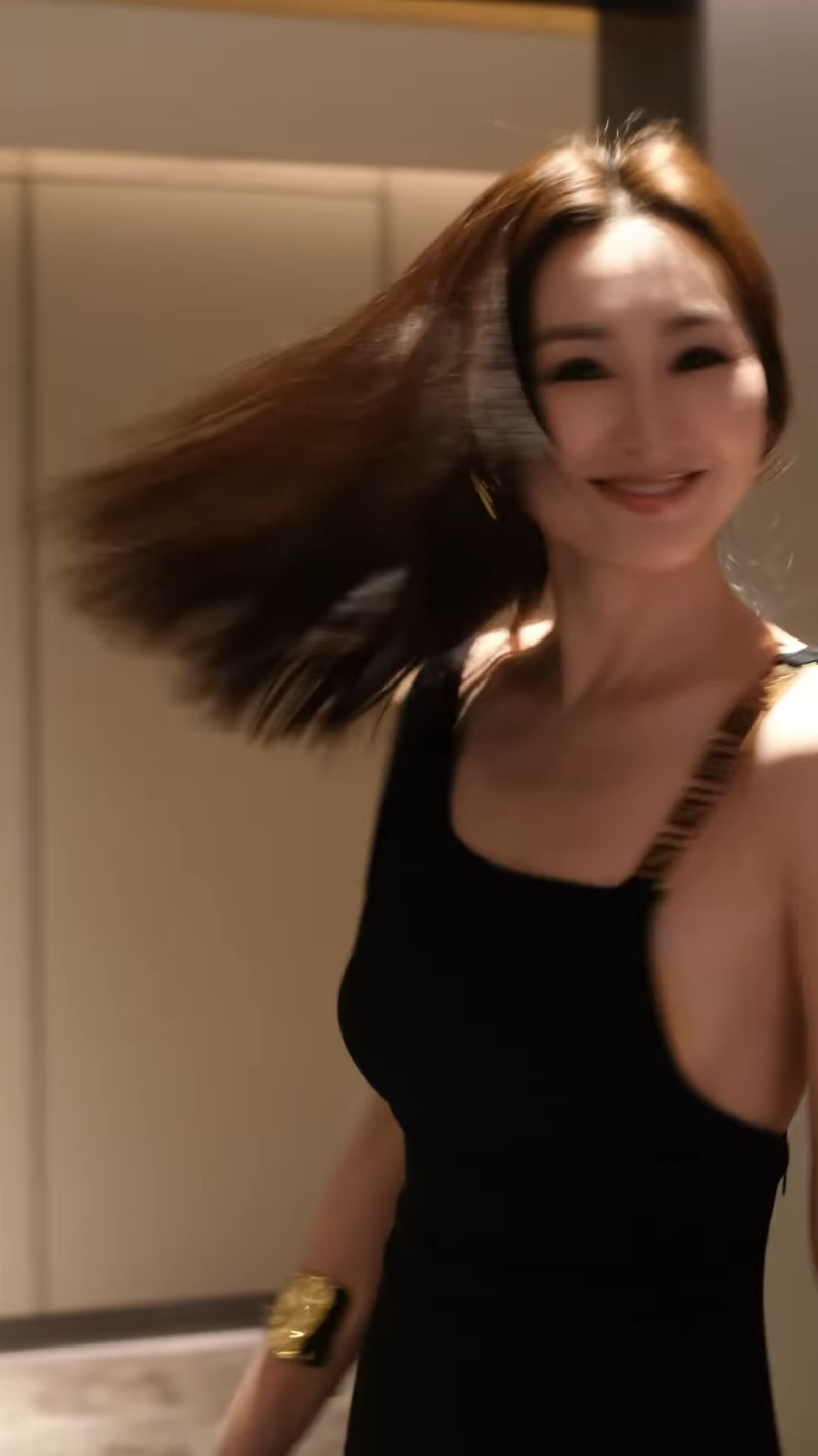 不過就在高海寧忘我地轉圈時，其豐滿上圍一覽無遺，更不慎露出些許側乳，場面非常香艷！