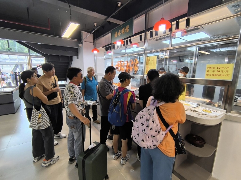 香蓮街市有售賣獅頭鵝的檔口吸引不少港人購買。