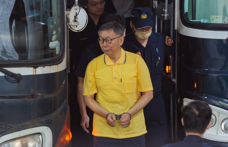 民眾黨新竹市議員李國璋日前透露，民眾黨主席柯文哲的爸爸柯承發，目前已住進加護病房；柯粉社團有網友爆料，柯文哲已在18日帶著手銬前去探望柯爸。（資料照）