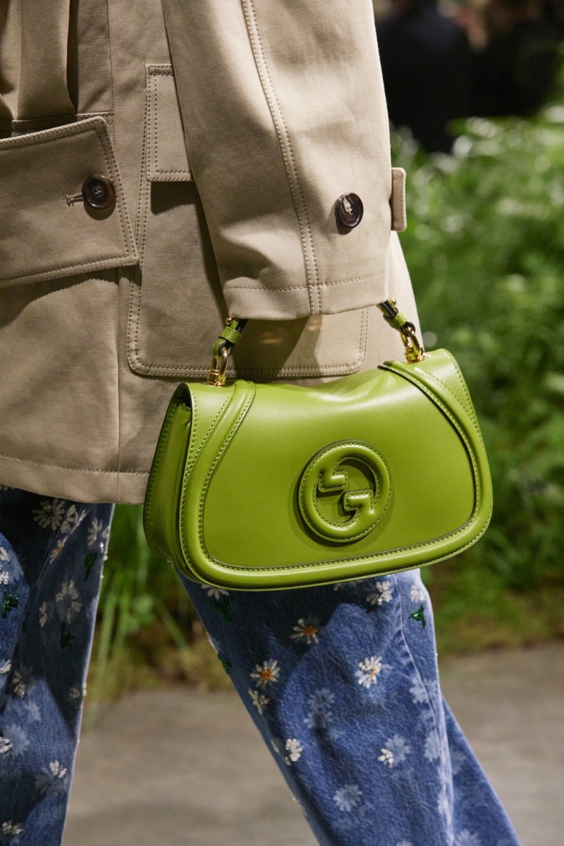 草綠色天然皮革制款式，迎合早春氛圍。