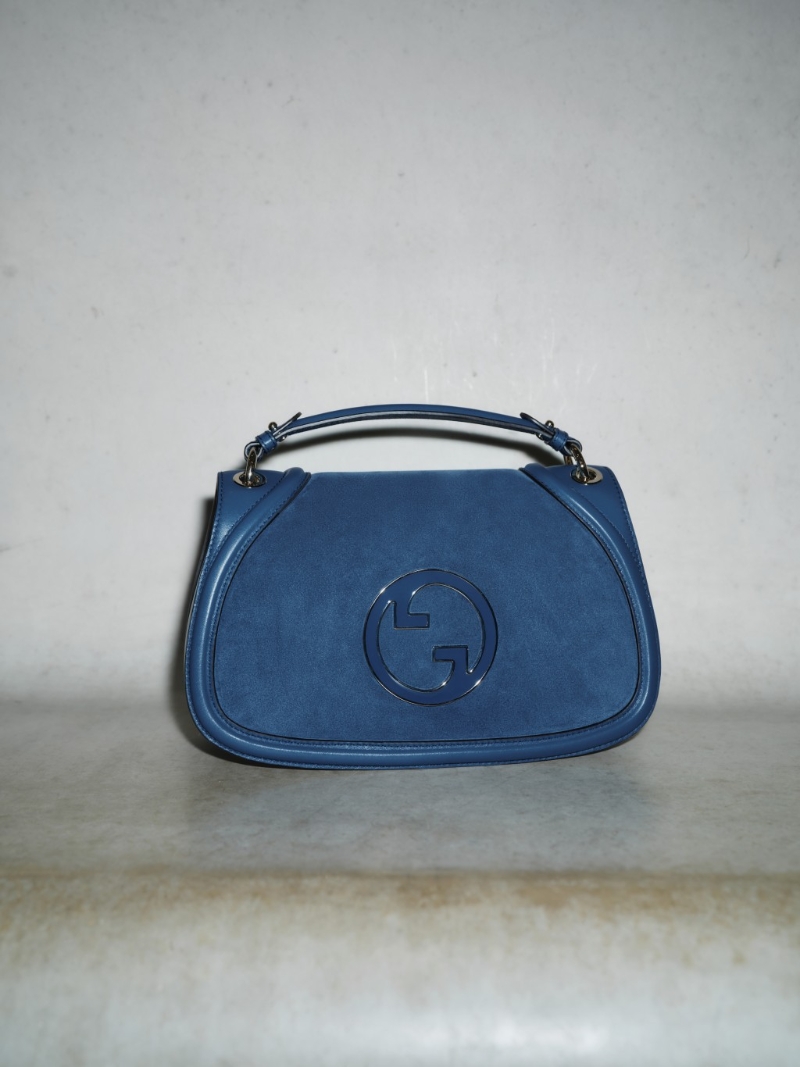 這款以藍色麖皮拼天然皮革，Tone-on-tone的配搭迎合春日氣息。