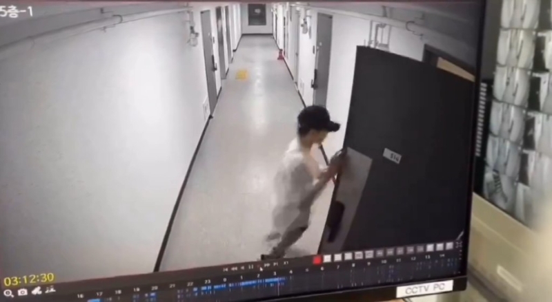 據韓媒《朝鮮日報》報道，趙芮梨日前其社交平臺X及IG限時動態，發帖曝光一段長約9秒的住所門外監視器畫面。