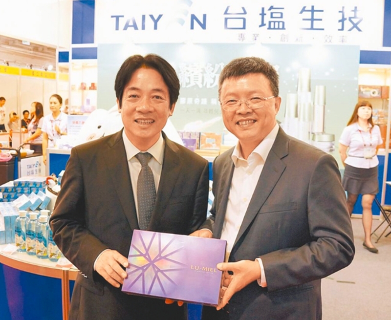 2016年時任臺南市長賴清德（左）與陳啟昱（右）在國際生技綠能展會場上相見歡。