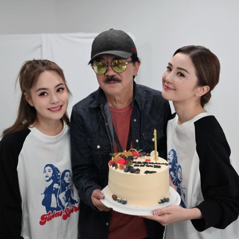 在另一張照片中則見到阿嬌鐘欣潼都有現身為Sa爸慶生，Sa爸更企“c位”影合照，氛圍非常和諧融洽。