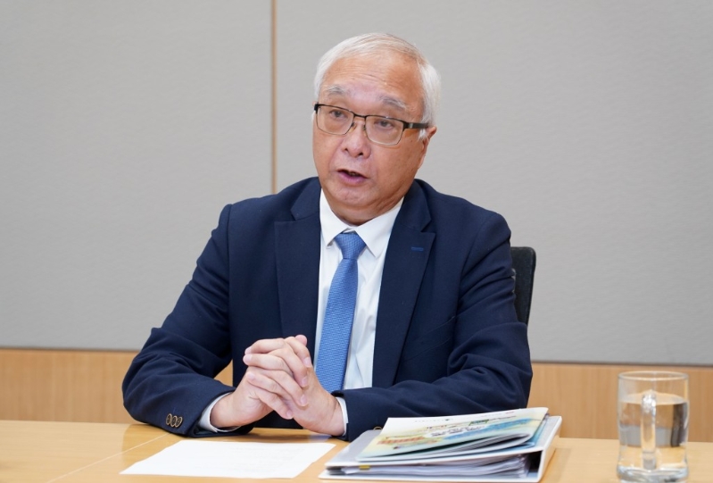 謝展寰表示政府正與大型餐飲業界合作，試驗第二階段受管制塑膠產品的替代品。