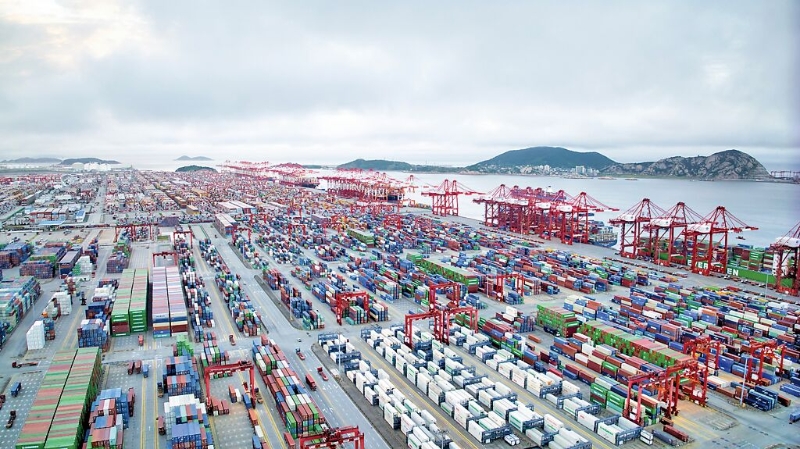 美國《華爾街日報》網站稱，世界銀行數據顯示，以船只在港耗時計，中國洋山港排名第一，而表現最好的美國港口僅排名第53。 （新華社）.jpg