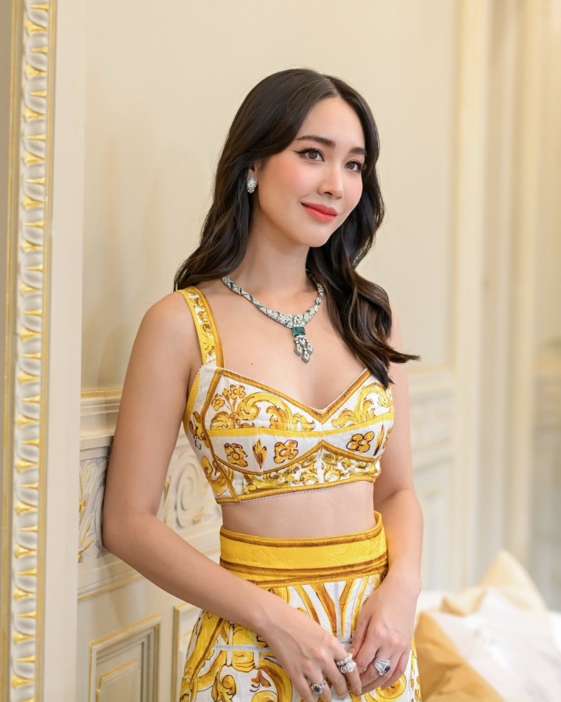 Min在泰國擁有極高知名度，是當地電視臺的當家花旦，曾榮獲泰國電視金獎(Tv Gold Awards)最佳女主角的殊榮。