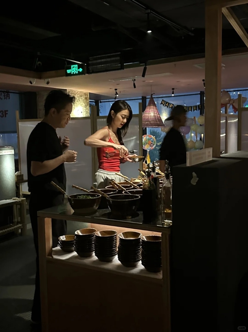 有數名網民不約而同地表示，在北京三里屯打邊爐時，巧遇薛凱琪。