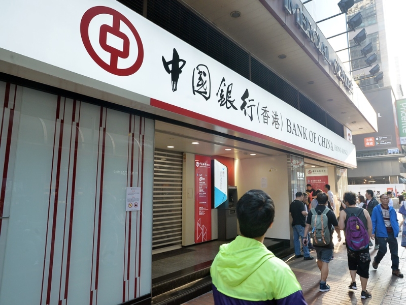 到銀行兌換外幣，一般會分為電匯和現鈔。電匯是指使用外幣戶口，在兌換后到分行或ATM取回現金，現鈔則是即時兌現現金。