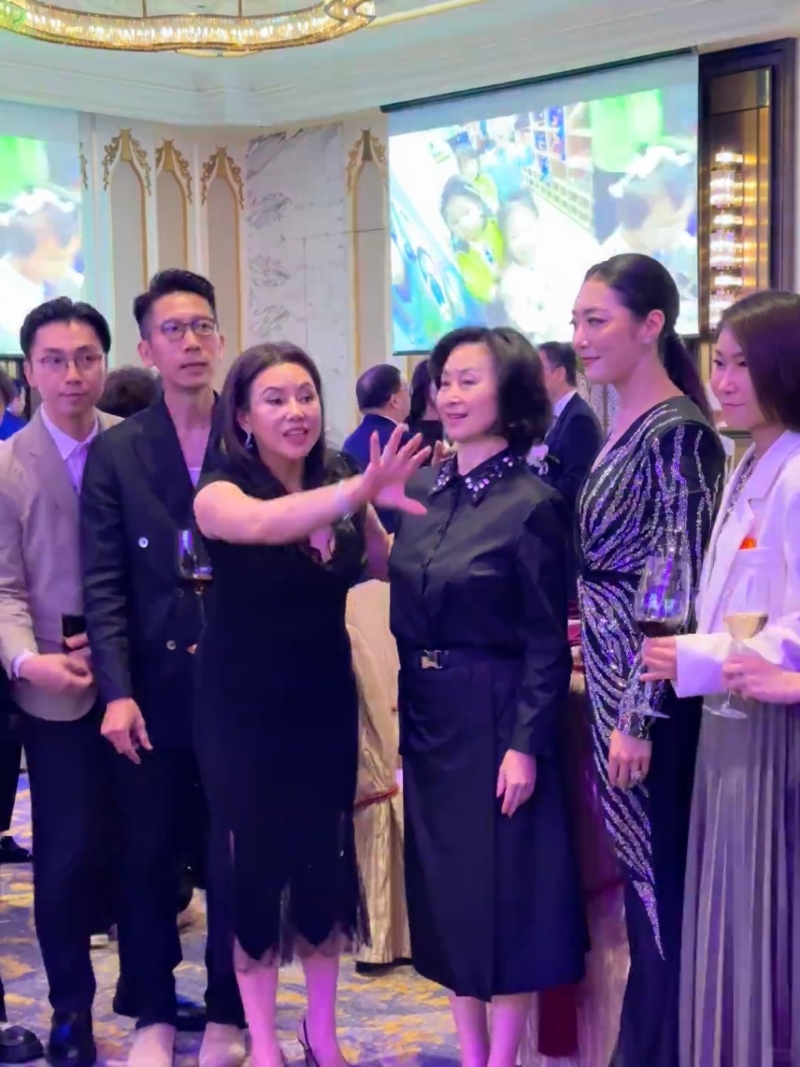 何超瓊影合照時，腰背挺直。