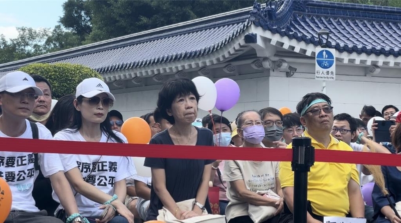 民眾黨今天下午在中正紀念堂旁愛國東路封街，舉行“賴政府，搞什么鬼？”集結活動，民眾黨主席柯文哲妻子陳佩琪現身，激動落淚。