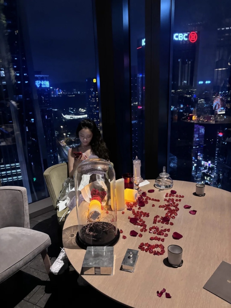 枱上一個玻璃裝飾卻意外反射看到身穿黑西裝的男子，相信倒影中人便是葉文的圈外男友。