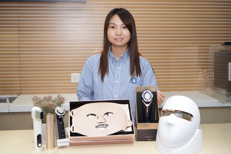 豐澤電器Senior Customer Advisor Kiko Cheung指家用美容儀種類繁多，并能針對不同的皮膚問題。
