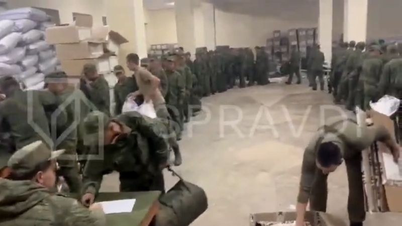 據信是抵俄北韓士兵排隊領取物資的場面。SPRAVDI