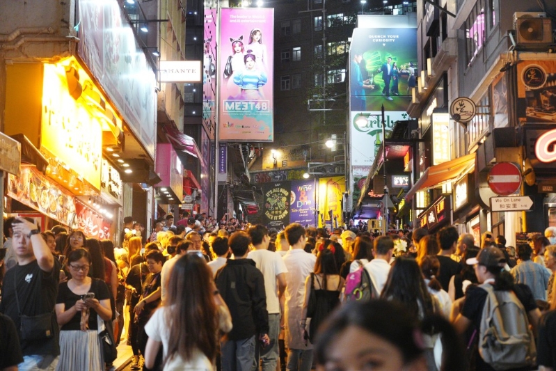 蘭桂坊入夜后人流漸增。