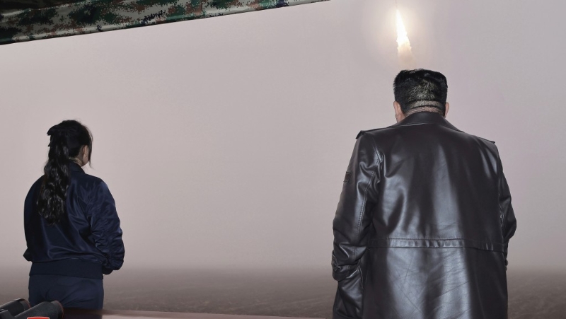 朝鮮領導人金正恩（右）與女兒視察火星-19洲際彈道導彈發射。 美聯社