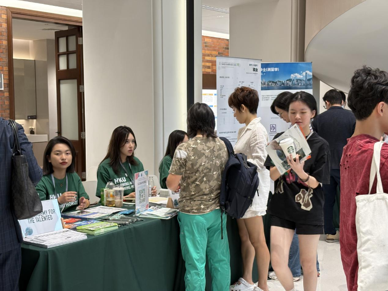港大首個在內地舉行的資訊日，吸引許多家長和學生前來參加。1