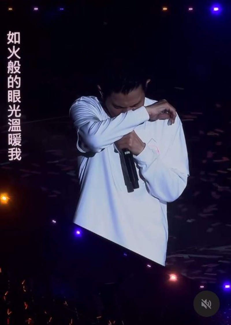 劉德華看到粉絲排字，感動到淚崩。（圖／讀者提供）