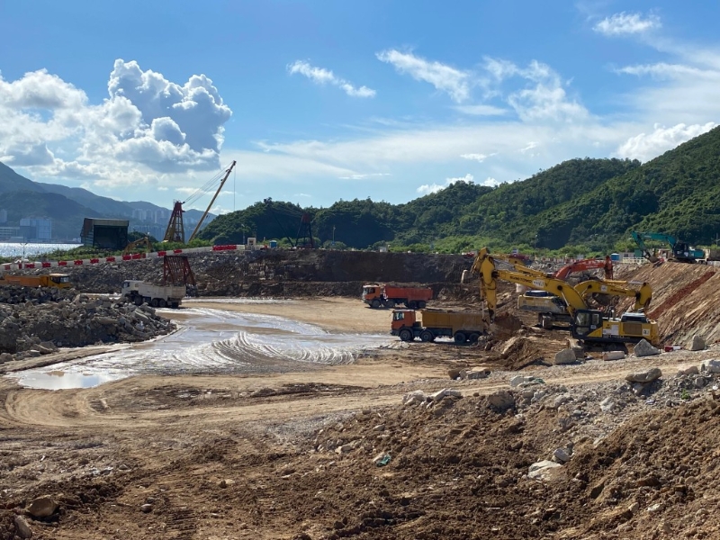 區議員張美雄認為，可在137區填料庫撥出土地，安置違規的修車檔，讓他們在監管下繼續作業。