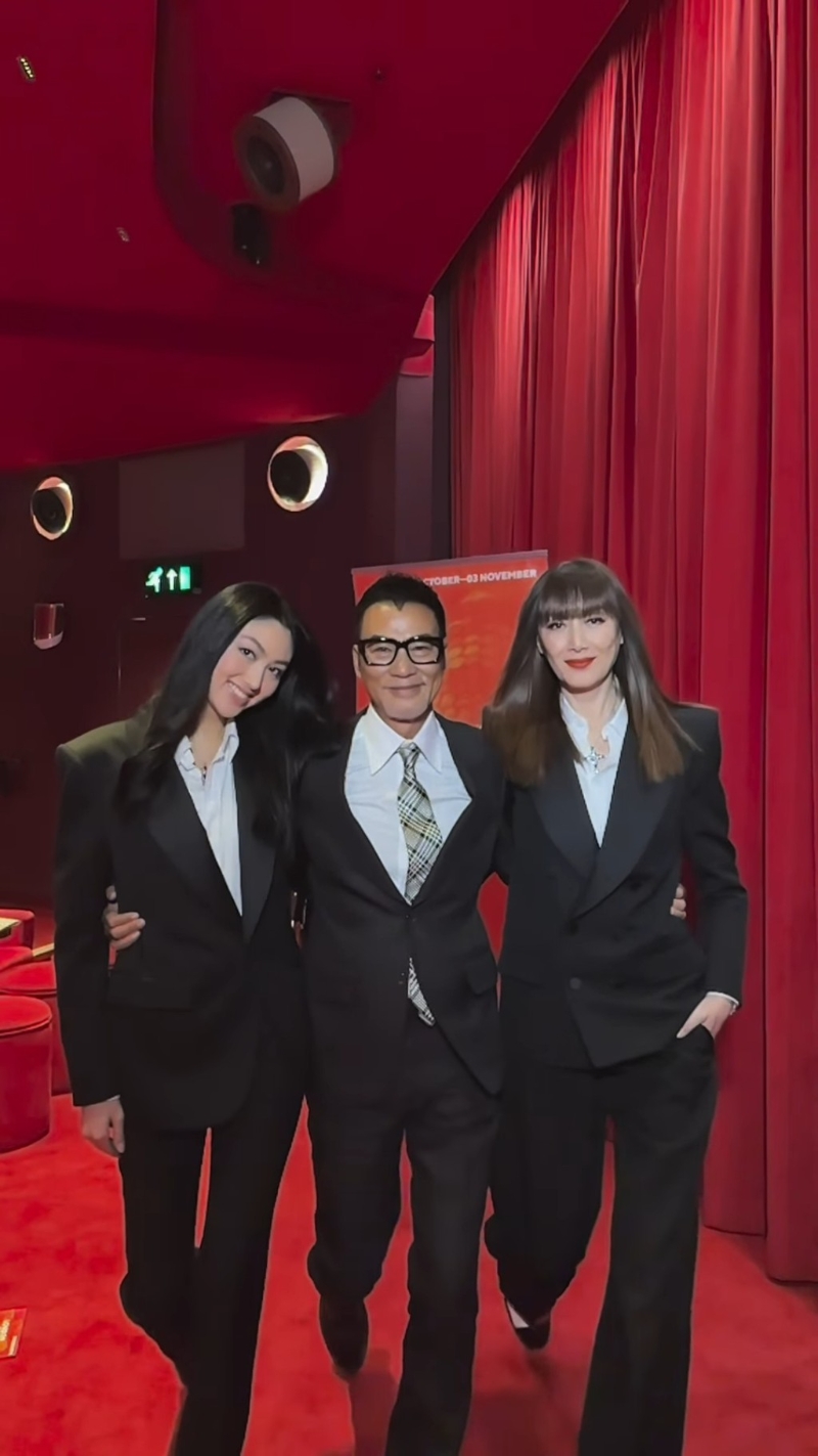 任達華一家三口攬實行catwalk。