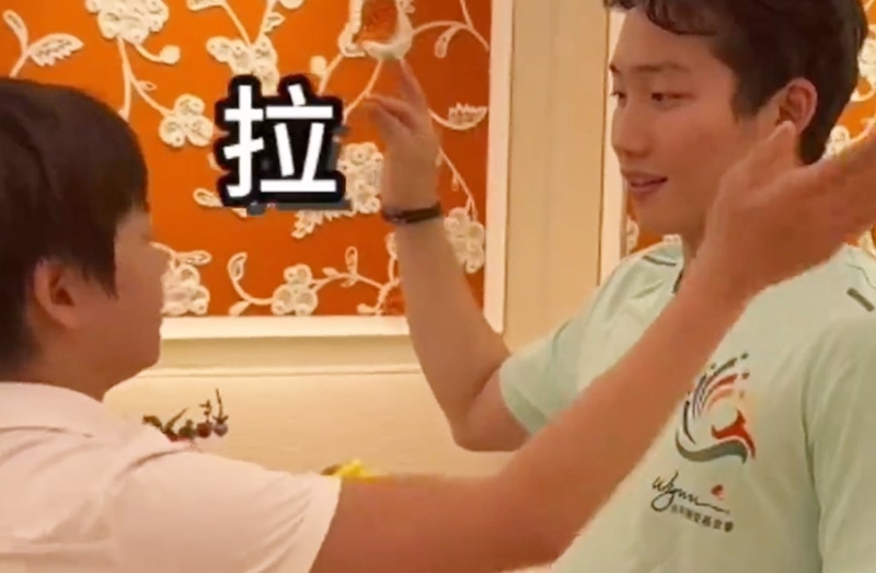 全紅嬋假裝在師兄王宗源面前表演魔術，實際上卻是趁機掌摑。