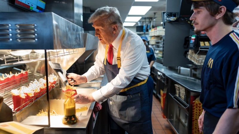 特朗普日前“扮工”拉票親自炸薯條。 美聯社