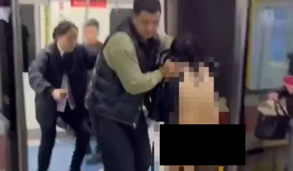 沈陽地鐵驚現全裸女 沈陽地鐵驚現全裸女