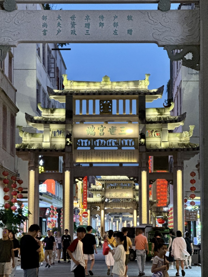 喜歡潮州美食？不如坐高鐵直接到潮州逛逛！潮州牌坊街位于古城的心臟地帶，是一條歷史與文化的脈絡，串聯著潮州城市的歷史與現代