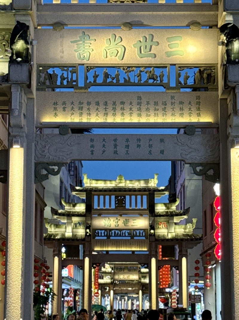 這時候是拍攝牌坊夜景是最佳時機?？梢赃x擇在街道的中間位置，將兩側的騎樓和牌坊巧妙地框入鏡頭中，創造出深邃的透視效果