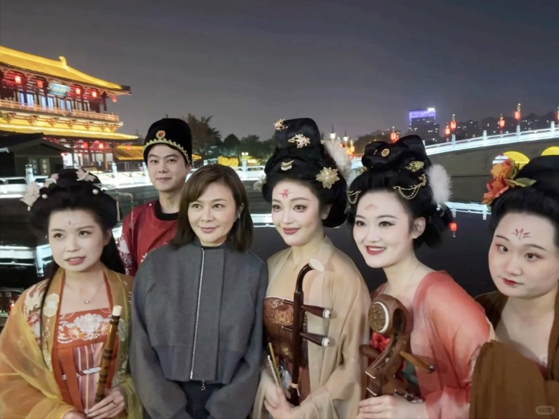 關之琳與敦煌古裝美女合影。