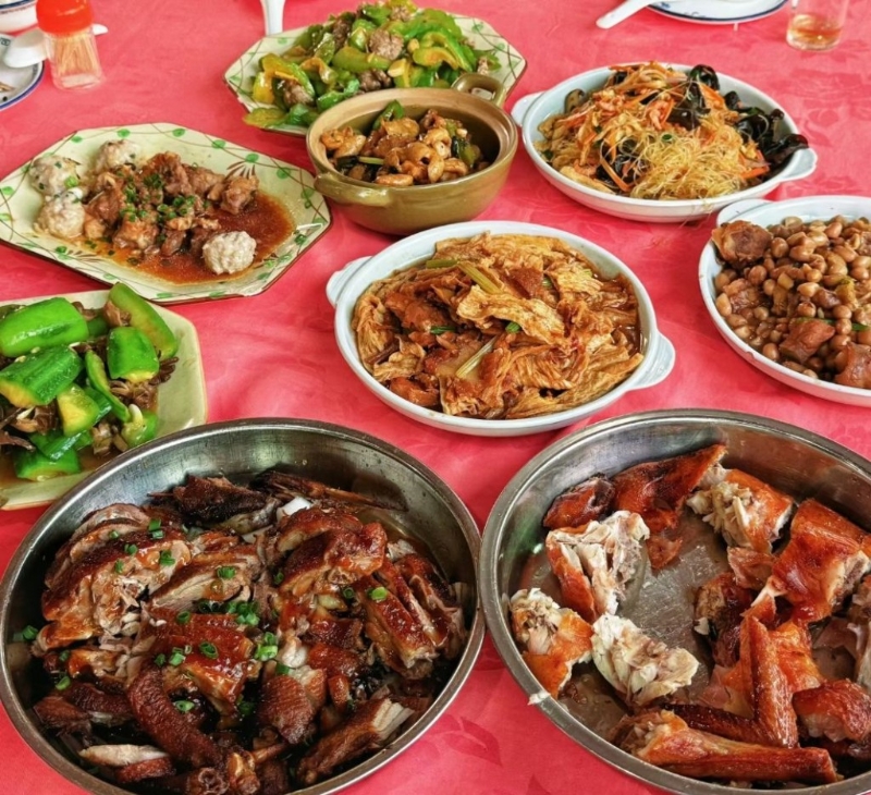 佛山必吃經典美食2024｜7. 村居農莊 佛山傳統美食高明吊燒雞來自高明區，農家菜即點即制，出品新鮮。（圖片來源：Daisy_@小紅書）