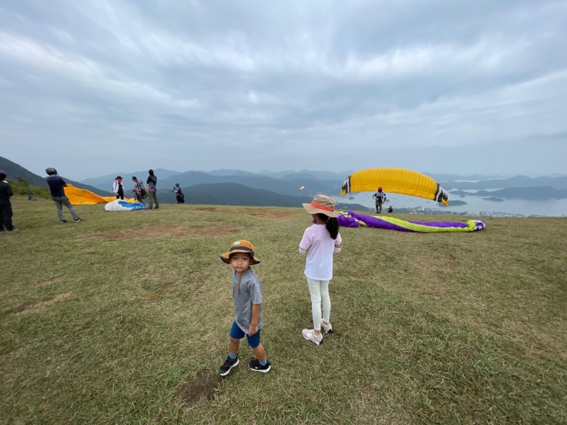也有不少人在現場玩滑翔傘， 小朋友雖然“無份玩”，但也可邊野餐邊欣賞滑翔傘飛翔。（圖片授權：NYYK）