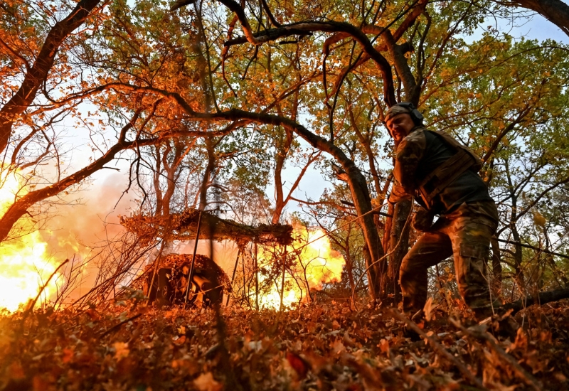 2024年10月25日，在烏克蘭前線城市托列茨克附近，俄羅斯攻擊烏克蘭期間，一名來自特警部隊「掠奪者」（Hyzhak）人員向俄羅斯軍隊發射 D30 榴彈砲。（路透社）