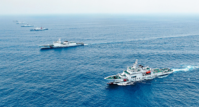 中國海警在南海黃巖島海域進行艦艇編隊訓練。