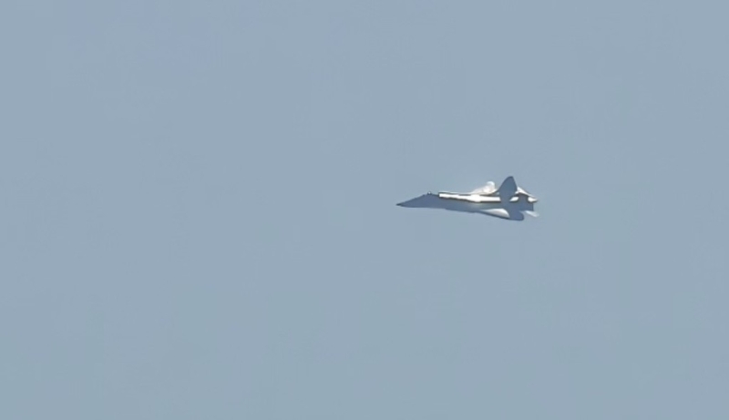 解放軍一線戰機升空表演。