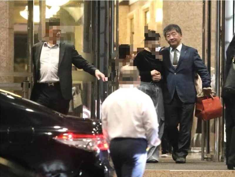 陳時中（最右）日前遭王鴻薇踢爆，在出席飯局后與美女比肩而出。