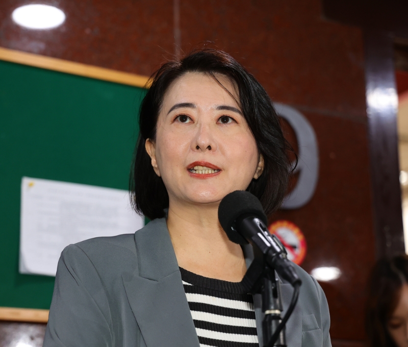 國民黨“立委”王鴻薇昨爆料，“前衛福部長”、“政委”陳時中及前次長王必勝今年8月6日出席一個場合，會后與香肩美女比肩而出，陳、王及在場的美女醫師田知學都澄清，該場合是醫師聚會；王鴻薇也為翻車向女醫致歉。